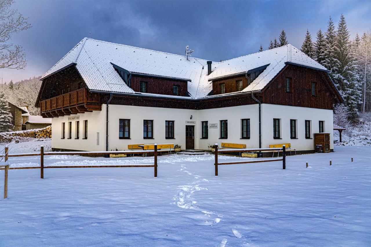 Hotel Dvur Liskovy Vrch Strazny Esterno foto