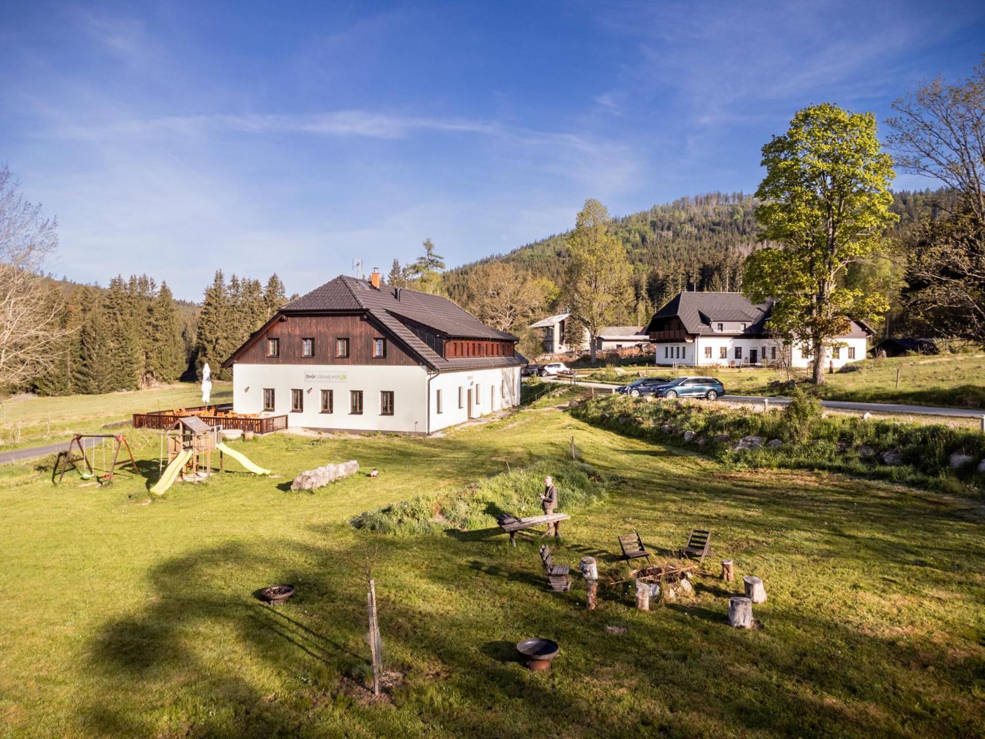 Hotel Dvur Liskovy Vrch Strazny Esterno foto
